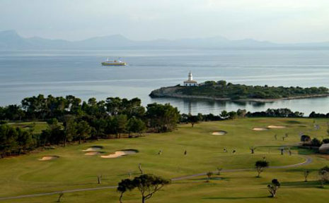 Der Club de Golf Alcanada liegt direkt am Meer