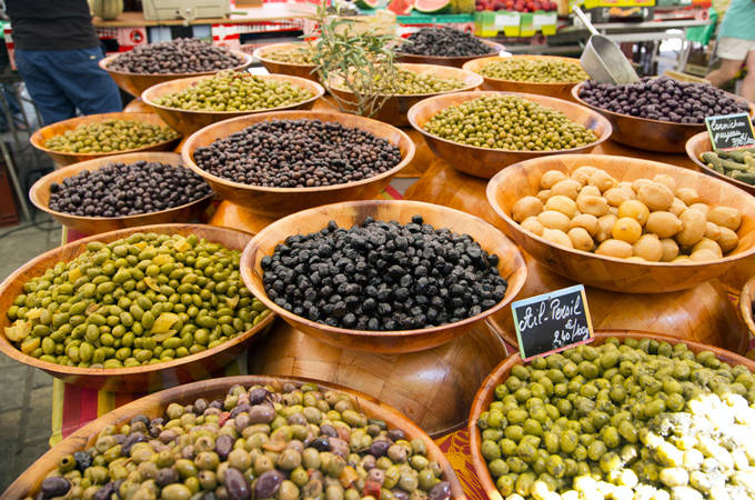 Marktstand mit Oliven