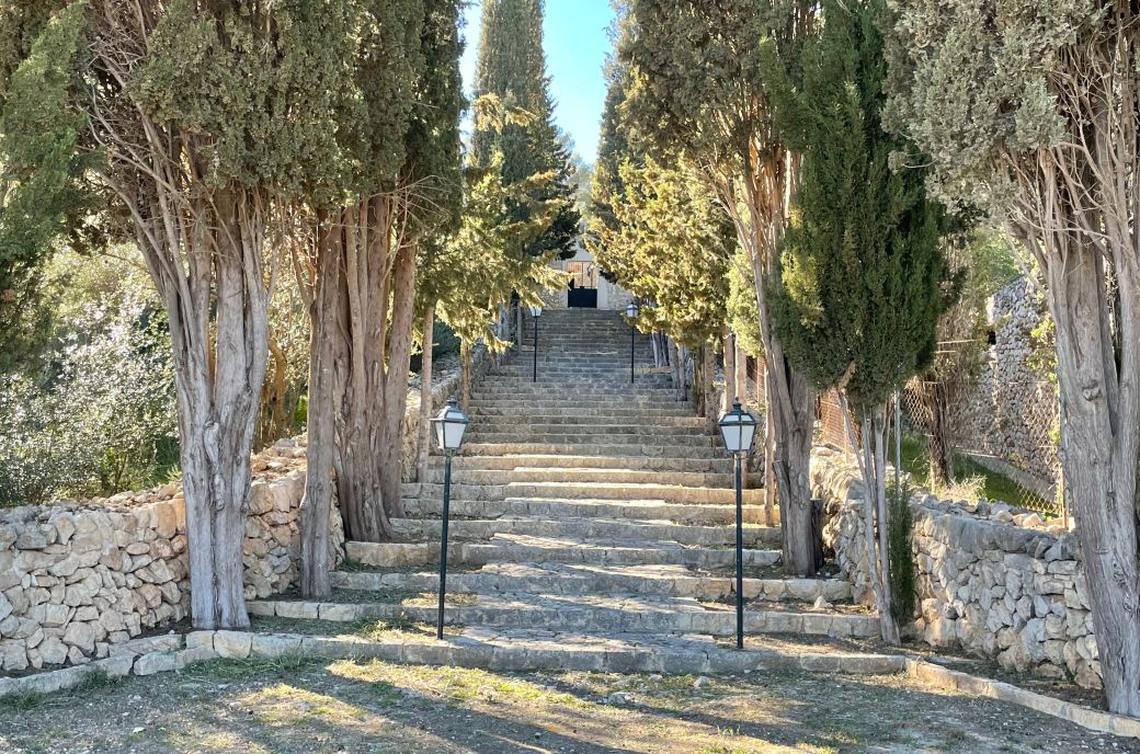 Die Treppenstufen führen zum Friedhof von Biniamar