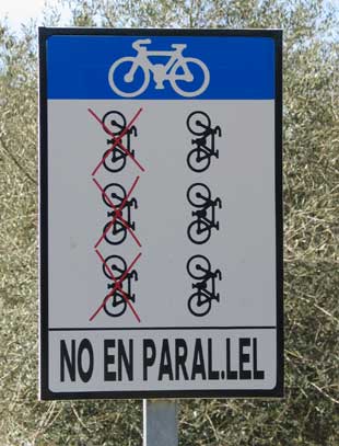 Schild mit Verkehrsregel für Radfahrer