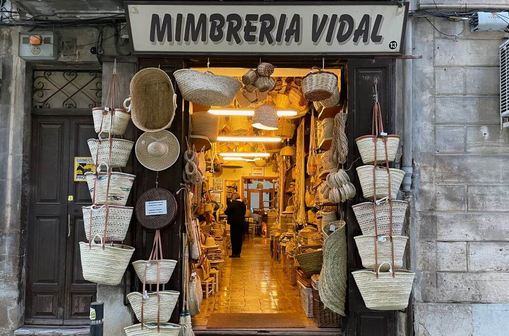 Eingangstür des Geschäfts Mimbreria-Vidal mit Körben