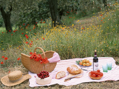 Mallorca pur - mediterranes Picknick auf einer Klatschmohnwiese im Landesinneren